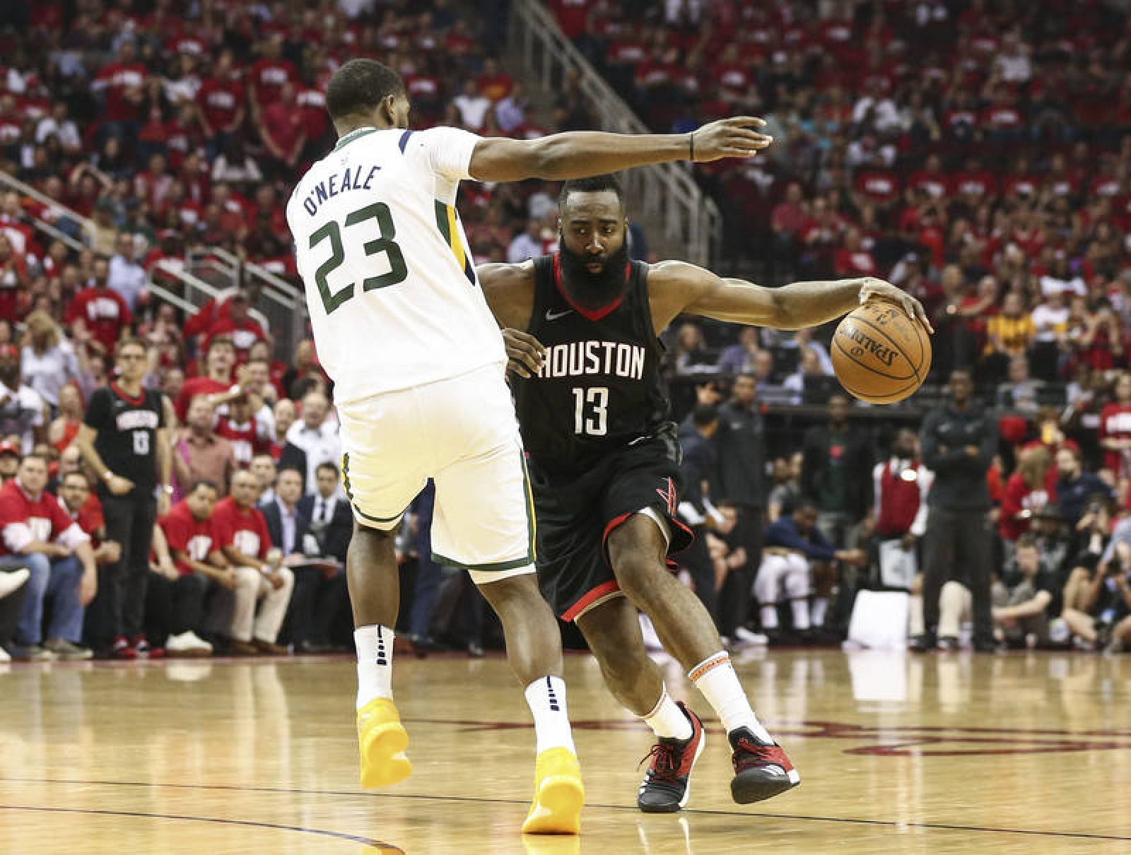 El jugador de los Rockets James Harden (13) intenta driblar a Royce O'Neale (23) 