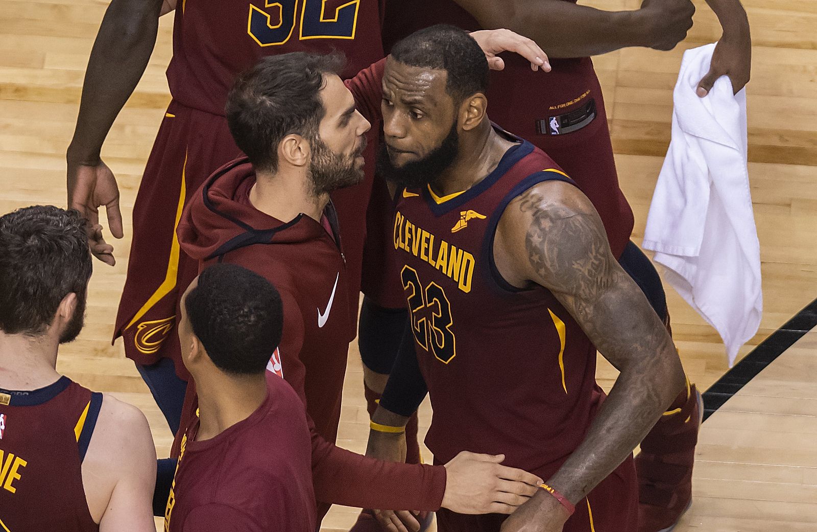 Calderón (i) y LeBron James celebran una victoria de los 'Cavs' en los 'playoff'