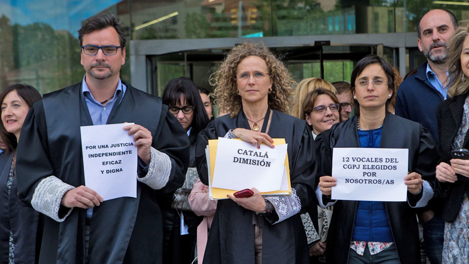 Unos 200 jueces y fiscales se concentran y exigen la dimisión de Catalá