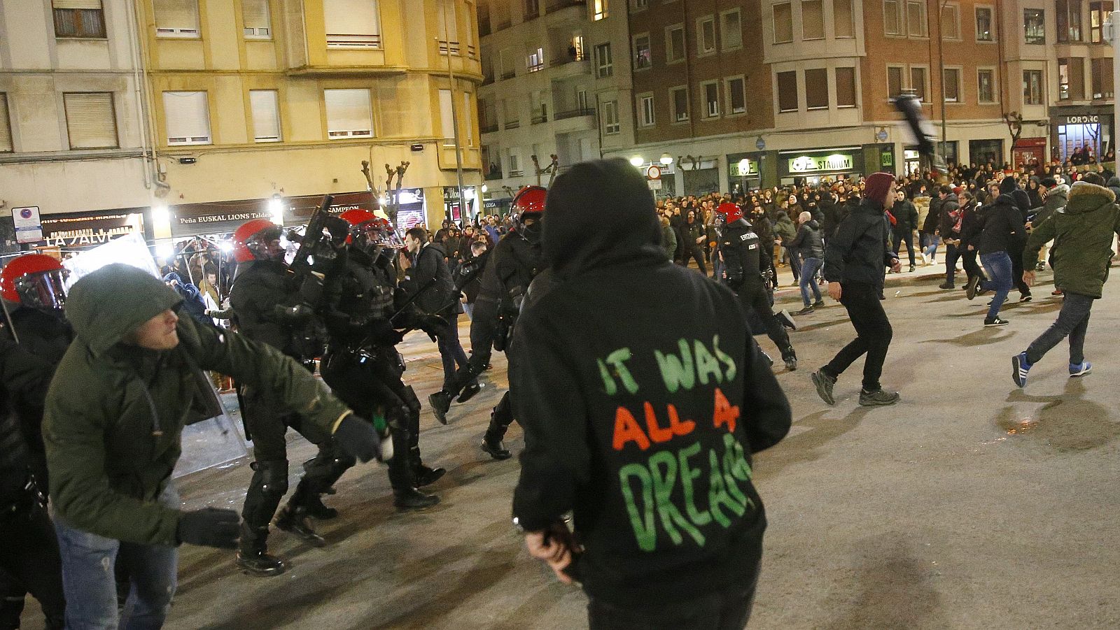 Carga por parte de agentes de la Ertzaintza momentos antes de comenzar el partido entre el Athletic - Spartak.