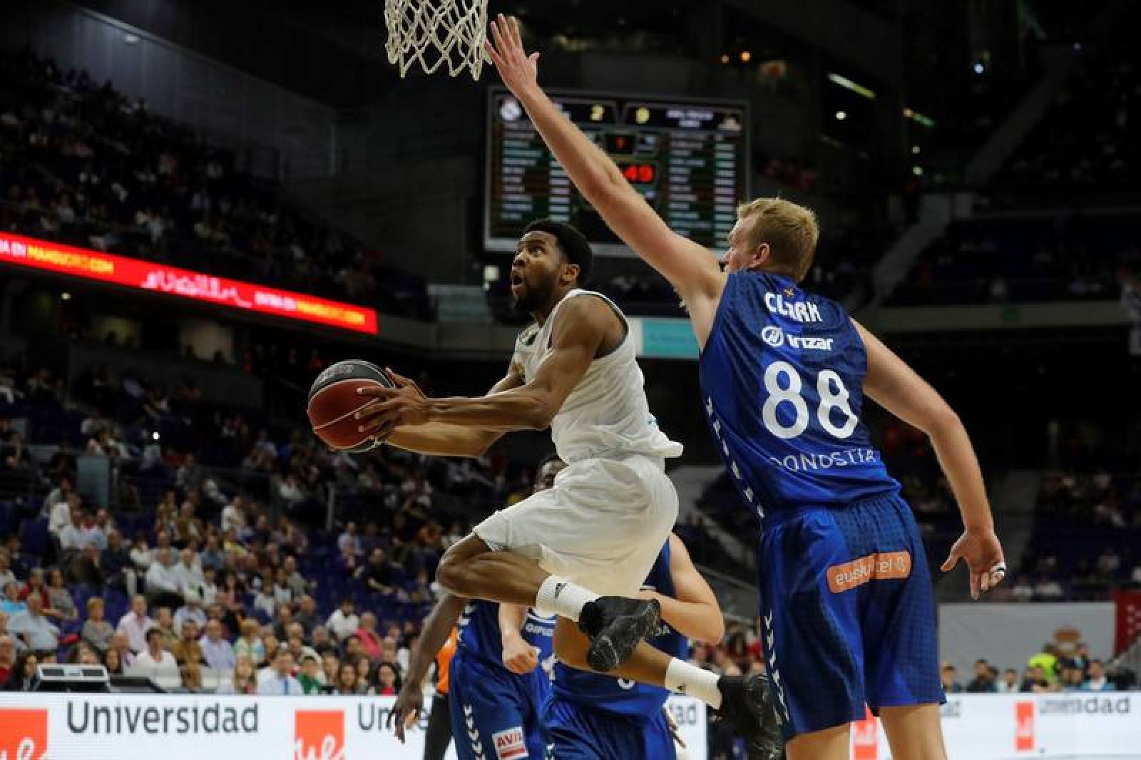 Randle intenta hacer una canasta ante la presencia del pívot Daniel Clark.