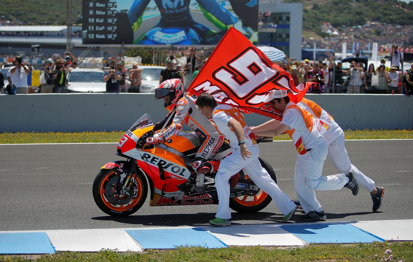 Márquez celebra us victoria en Jerez con su bandera del '93'.