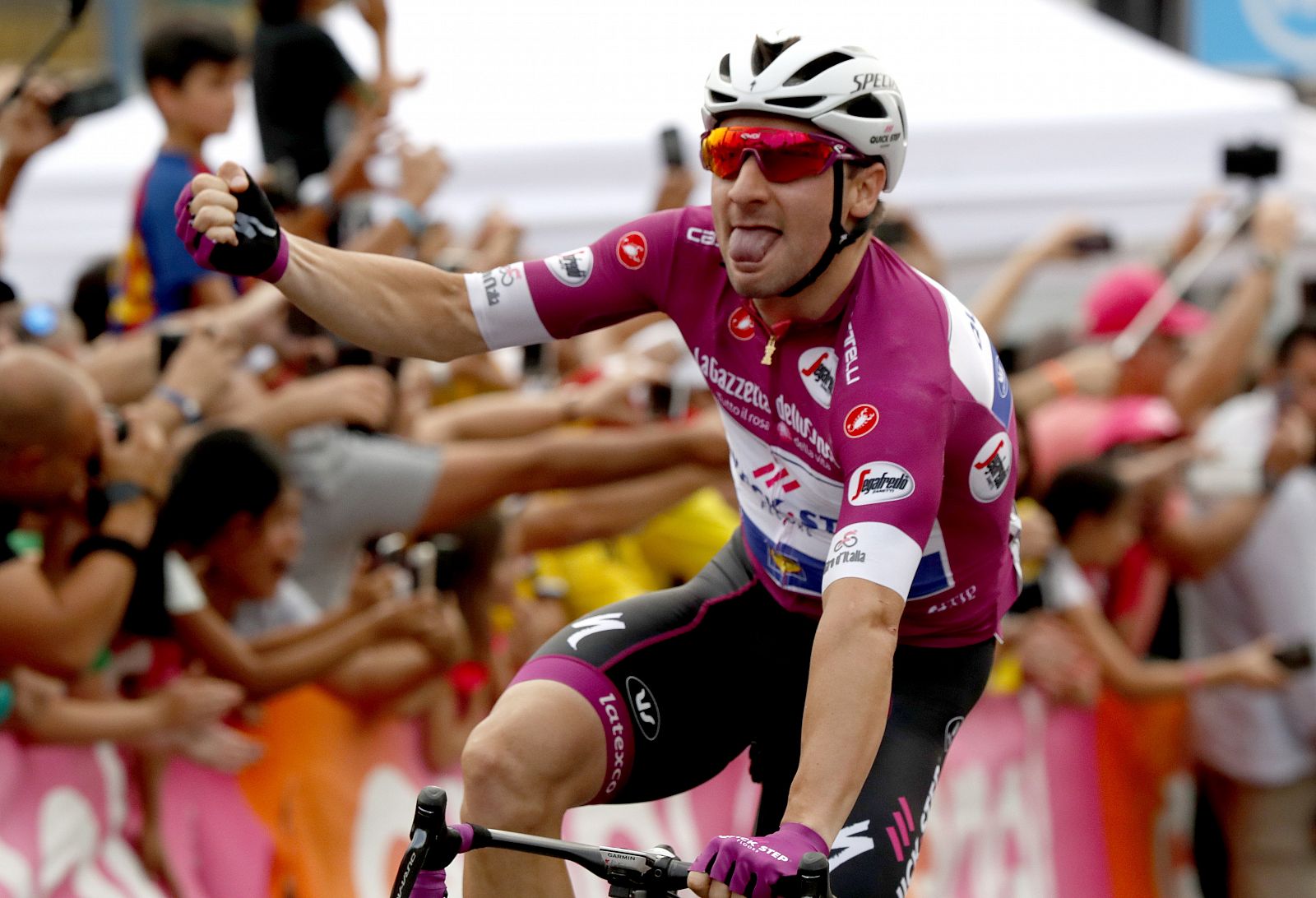 El italiano Elia Viviani (Quick-Step Floors) celebra su segunda victoria en el Giro.