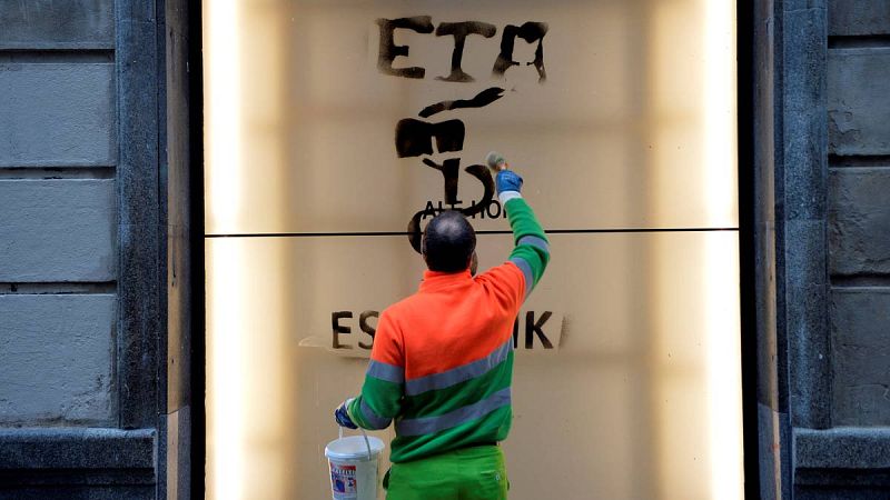 Un operario limpia una pintada en la que se le da las gracias a ETA.