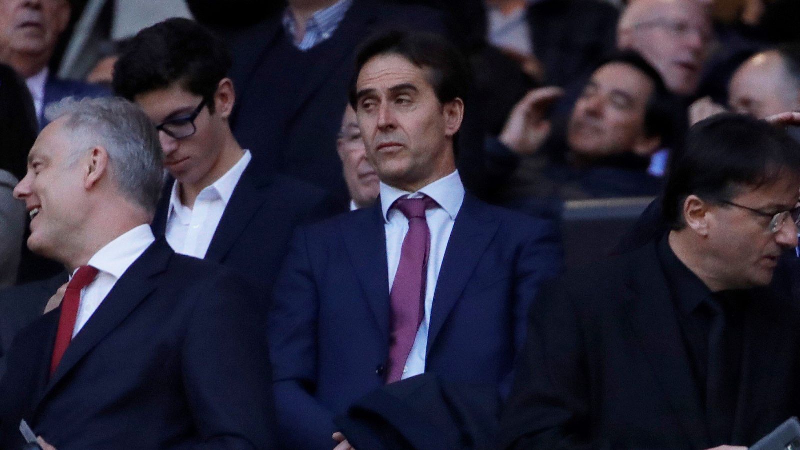 El seleccionador de España, Julen Lopetegui, en el centro en el palco del Metropolitano.