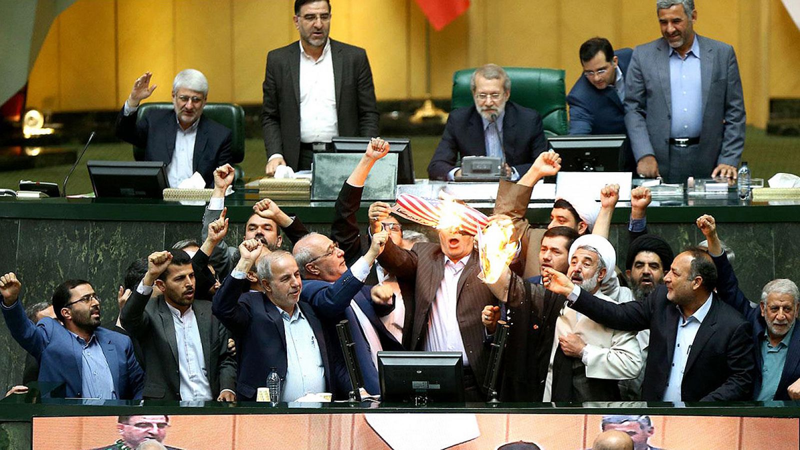 Diputados iraníes queman una bandera de Estados Unidos en el Parlamento en Teherán
