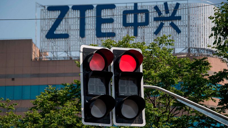 Logo de la empresa tecnológica ZTE en un edificio de la ciudad china de Shanghai