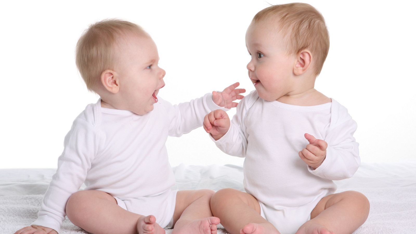 Los bebés prefieren las voces que suenan como las suyas.