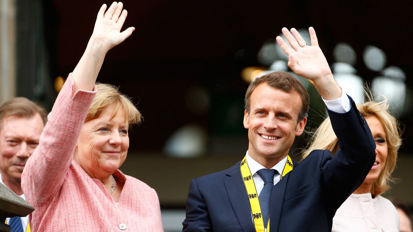 Macron y Merkel saludan al público en Aquisgrán