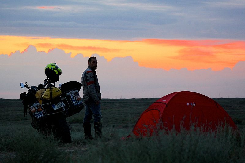 Miquel Silvestre vuelve a subirse a la moto para recorrer la Ruta de la Seda