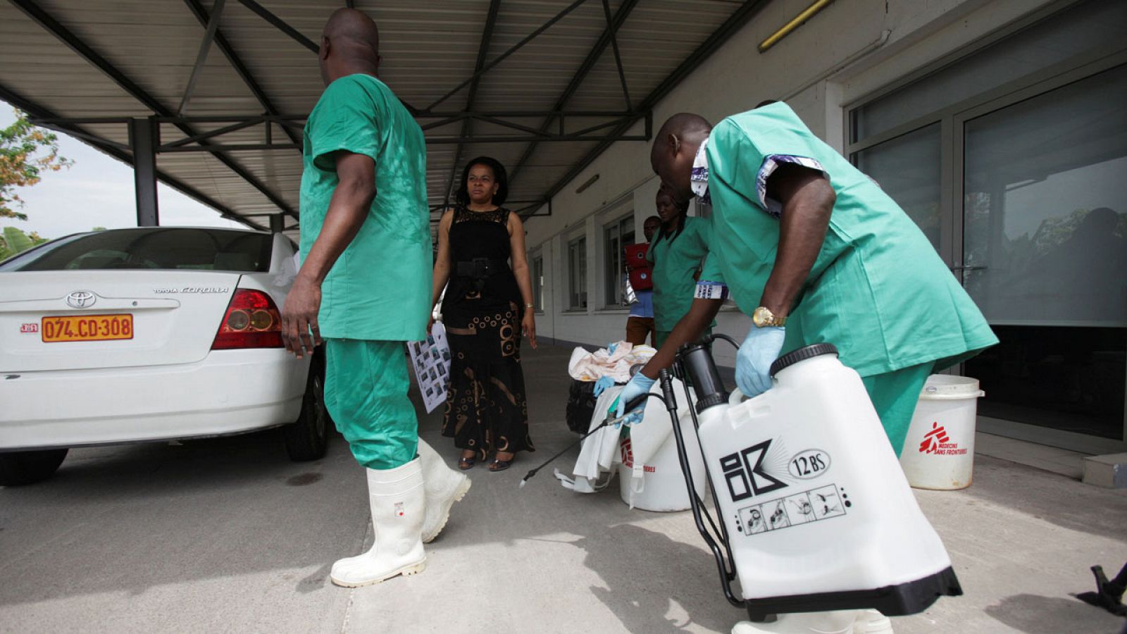 Fotografía de archivo de sanitarios congoleños en una sesión para protegerse del ébola en 2014