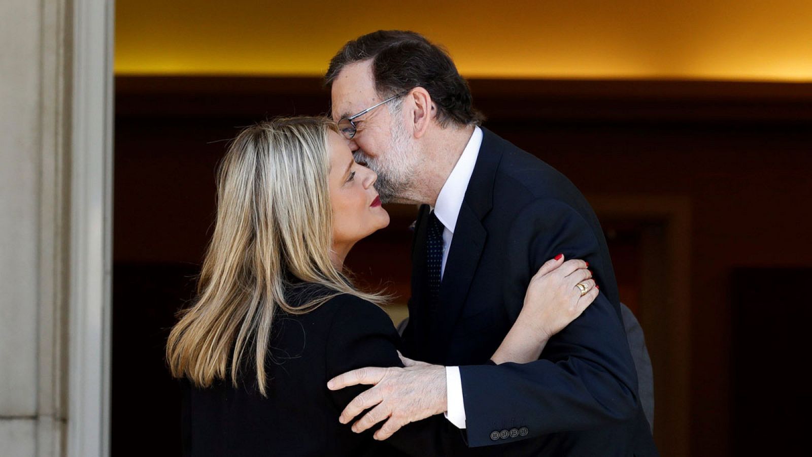 Mariano Rajoy saluda a la presidenta de la Fundación Víctimas del Terrorismo, Mari Mar Blanco, a su llegada a la Moncloa