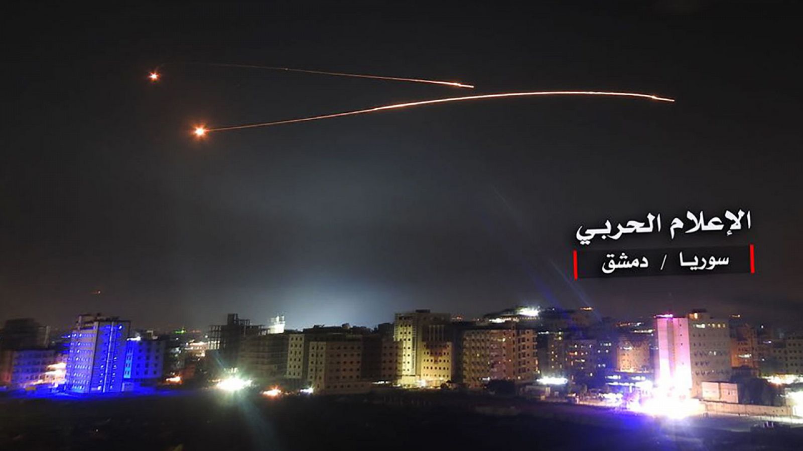 Fotografía distribuida por el Gobierno Sirio de los misiles israelíes disparados en Siria el jueves