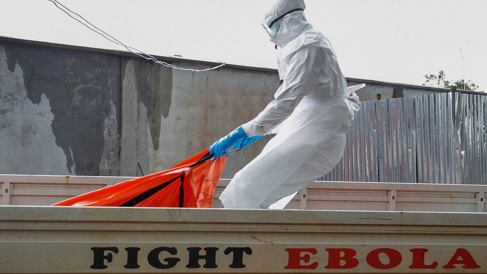 Fotografía de archivo del entierro de un fallecido por ébola durante el brote de 2014 en Liberia