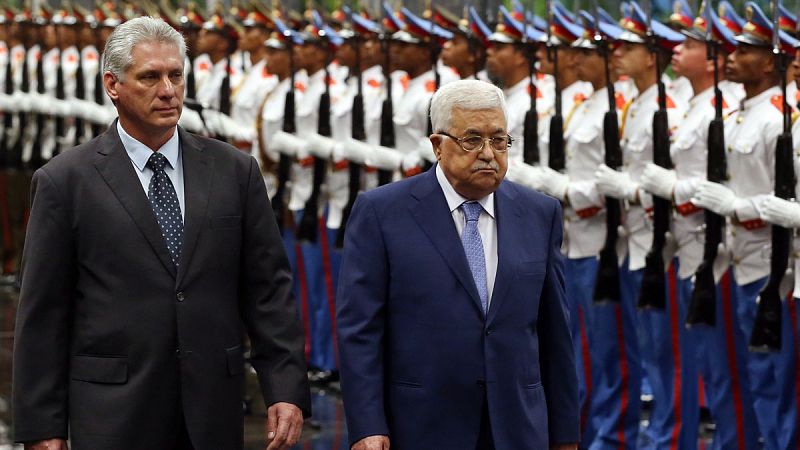 El presidente cubano, Miguel Díaz-Canel (i), y el presidente de la ANP, Mahmud Abás (d), pasando revista a una guardia de honornen La Habana.