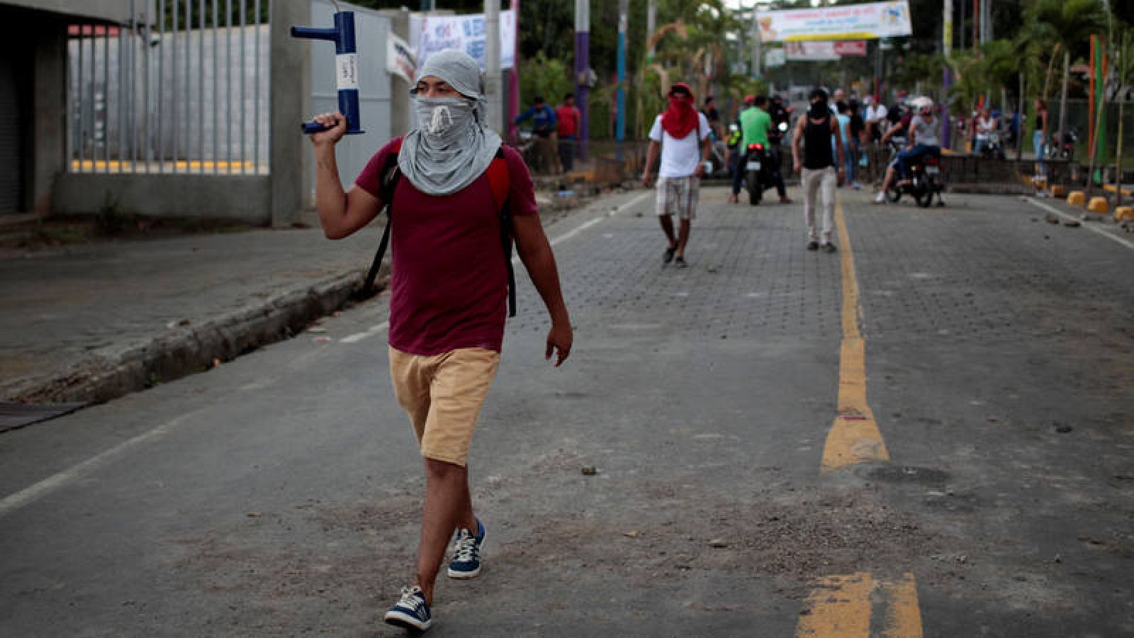 Un manifestante con un mortero hecho a mano durante las protestas del viernes 11 de mayo de 2018 en Managua, Nicaragua. 