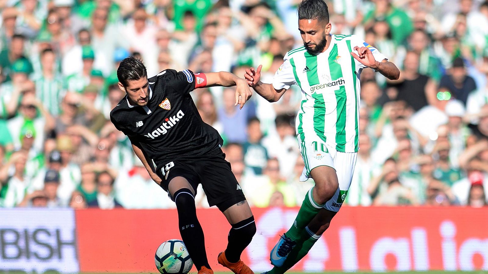 Sergio Escudero y Ryad Boudebouz, en un lance del Betis-Sevilla.