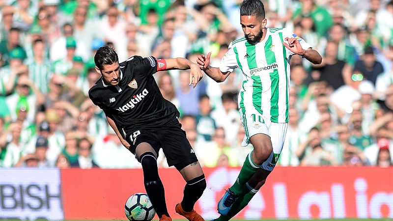 Sergio Escudero y Ryad Boudebouz, en un lance del Betis-Sevilla.
