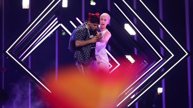 Un espontáneo se cuela en la actuación de la candidata británica