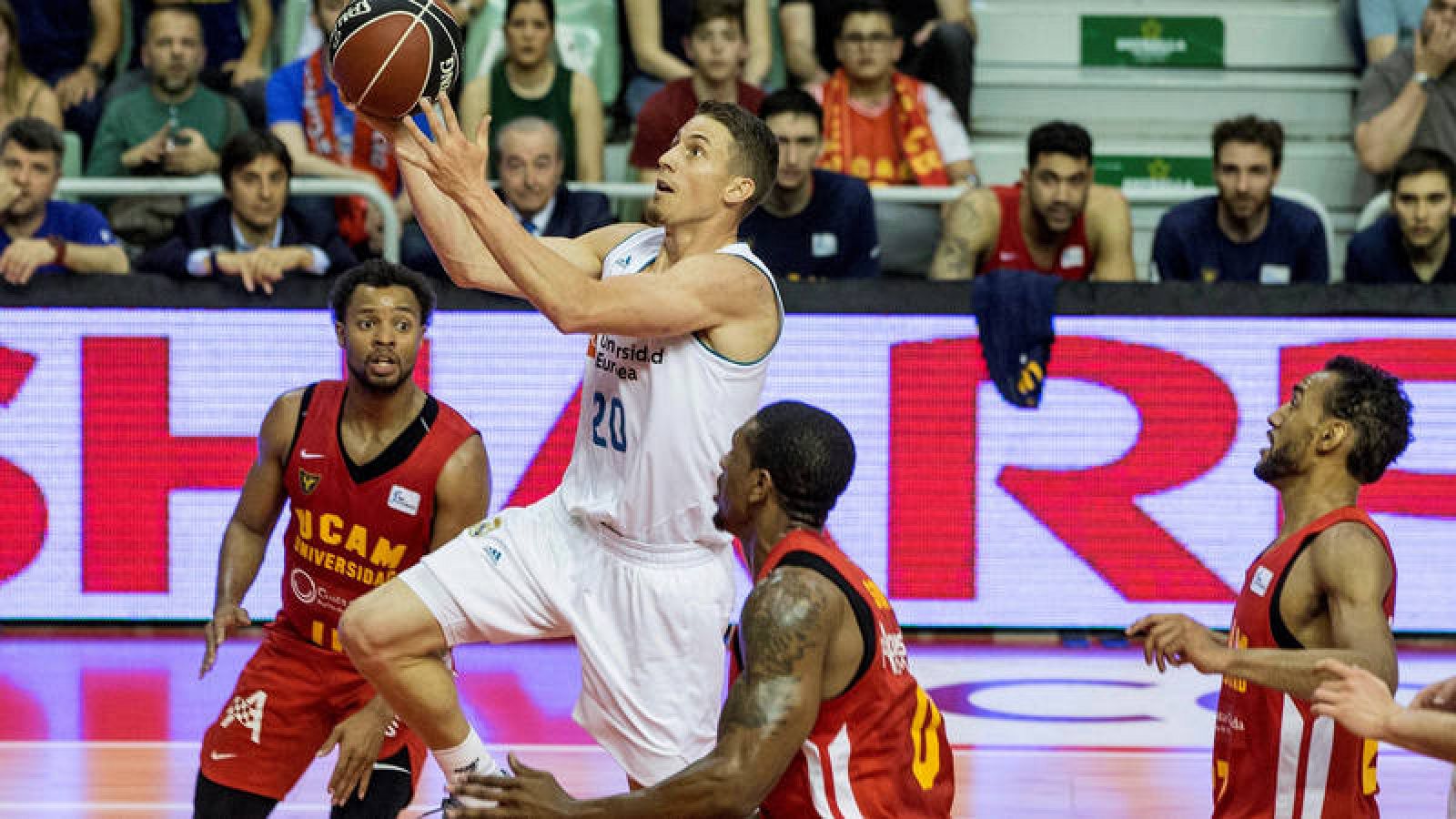 El base estadounidense del Real Madrid, Jaycee Carroll entra a canasta.