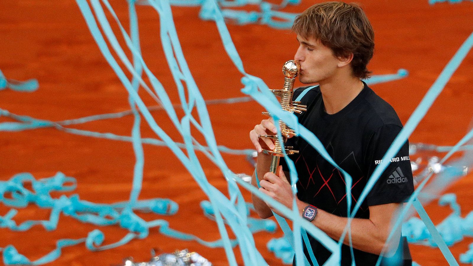 Alexander Zverev besa el trofeo que le acredita ganador del Mutua Madrid Open.