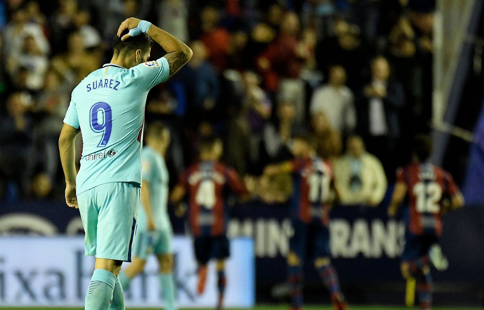 Suárez con los jugadores del Levante al fondo celebrando un gol