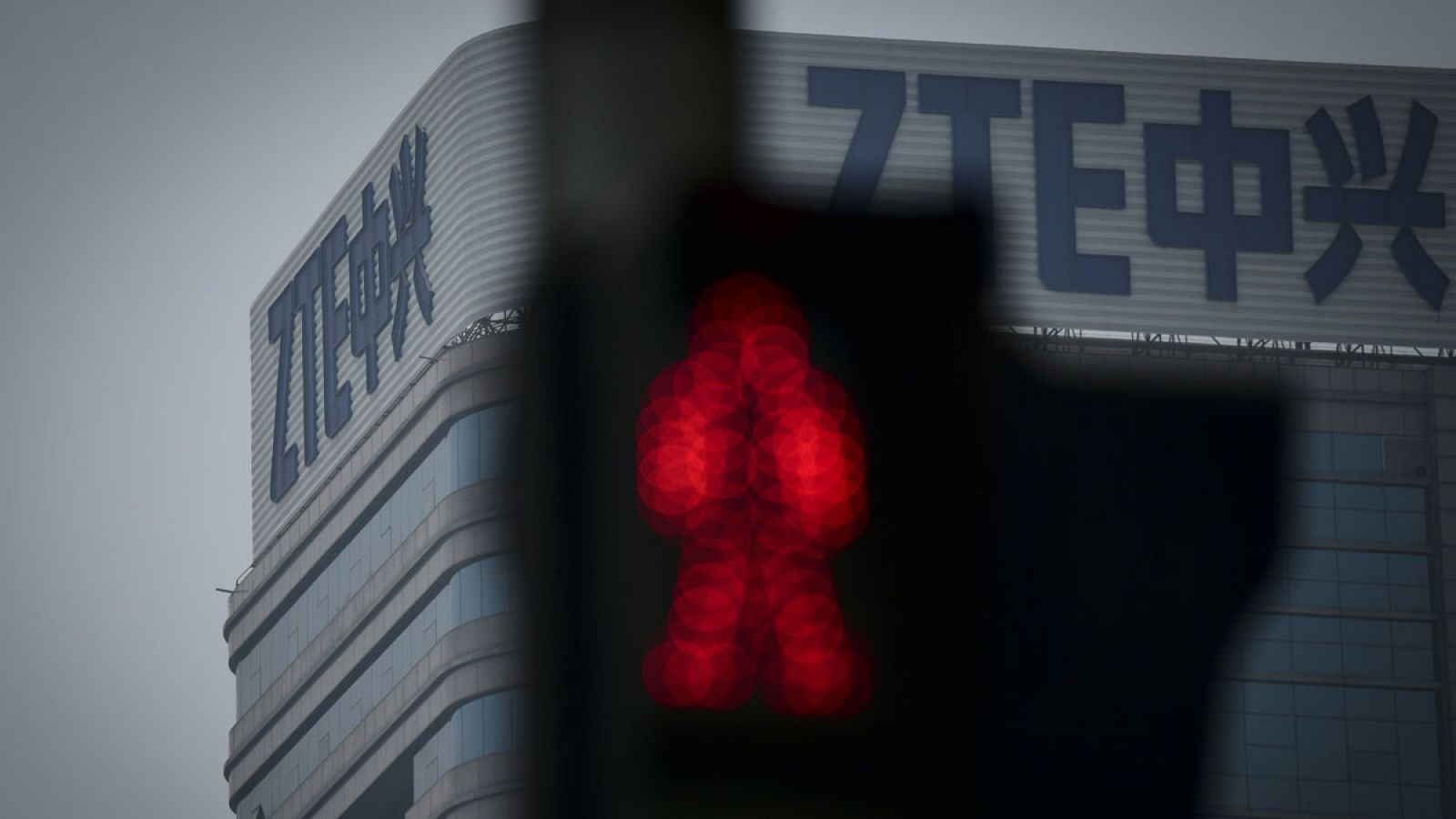 El logo de ZTE en un edificio de Pekín