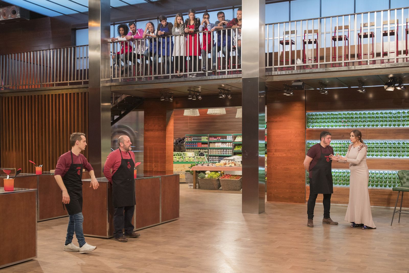 Los aspirantes despiden a Ramón, anoche en MasterChef