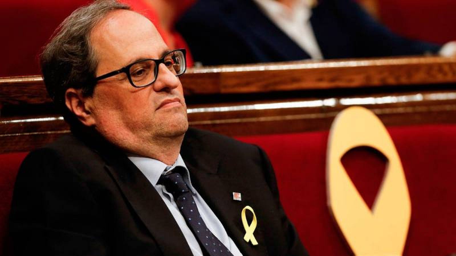 Torra, junto con el lazo amarillo en el escaño de Puigdemont