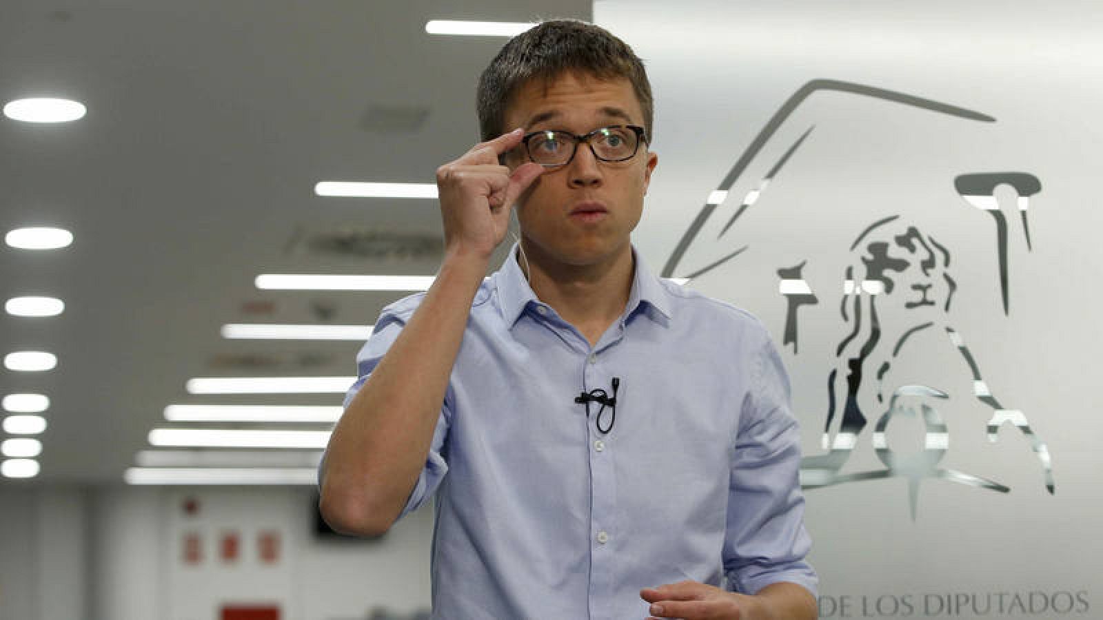 El diputado de Podemos, Iñigo Errejón, en los pasillos del Congreso de los Diputados