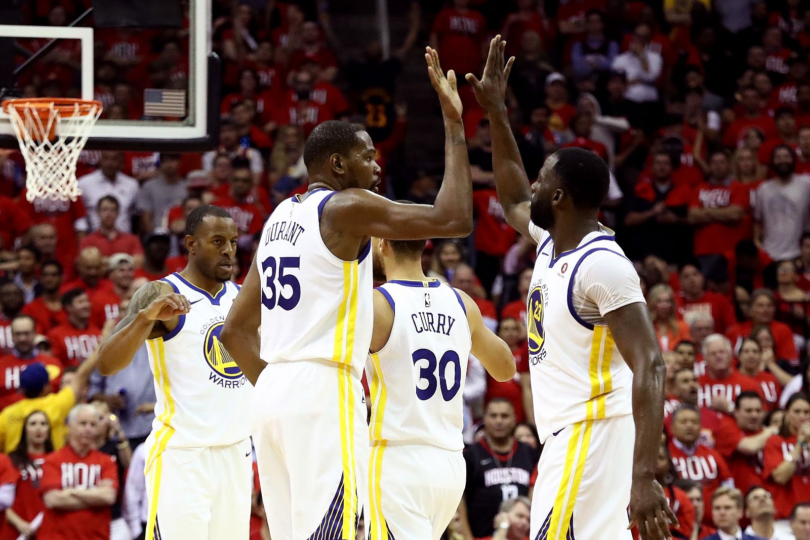 Jugadores de los Golden State Warriors celebran la victoria sobre Houston Rockets.