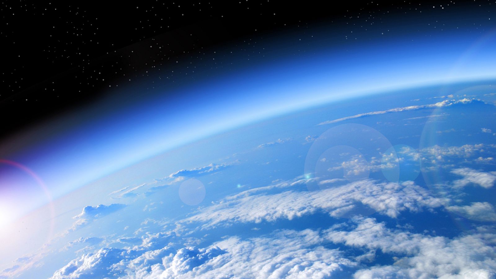 El ozono, elemento esencial en la atmósfera, actúa como una capa protectora natural.