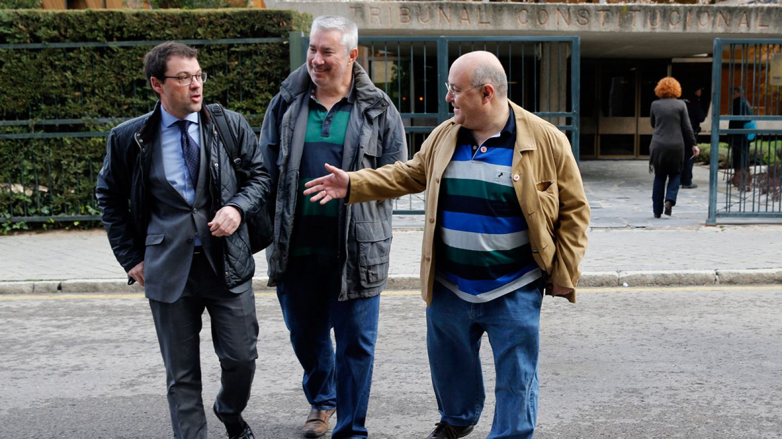 El presidente de la Asociación de Víctimas de la Talidomida, José Riquelme (derecha), el vicepresidente de la asociación, Rafael Basterrechea (centro), junto a su abogado Ignacio Martínez