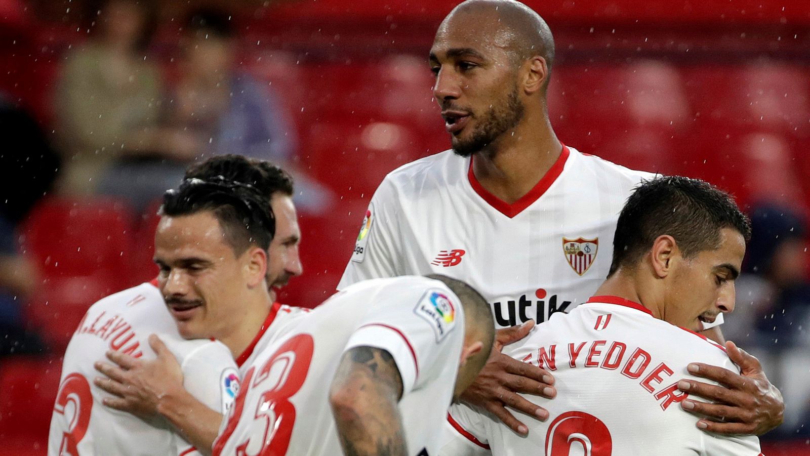 Los jugadores del Sevilla celebran el gol de Ben Yedder.