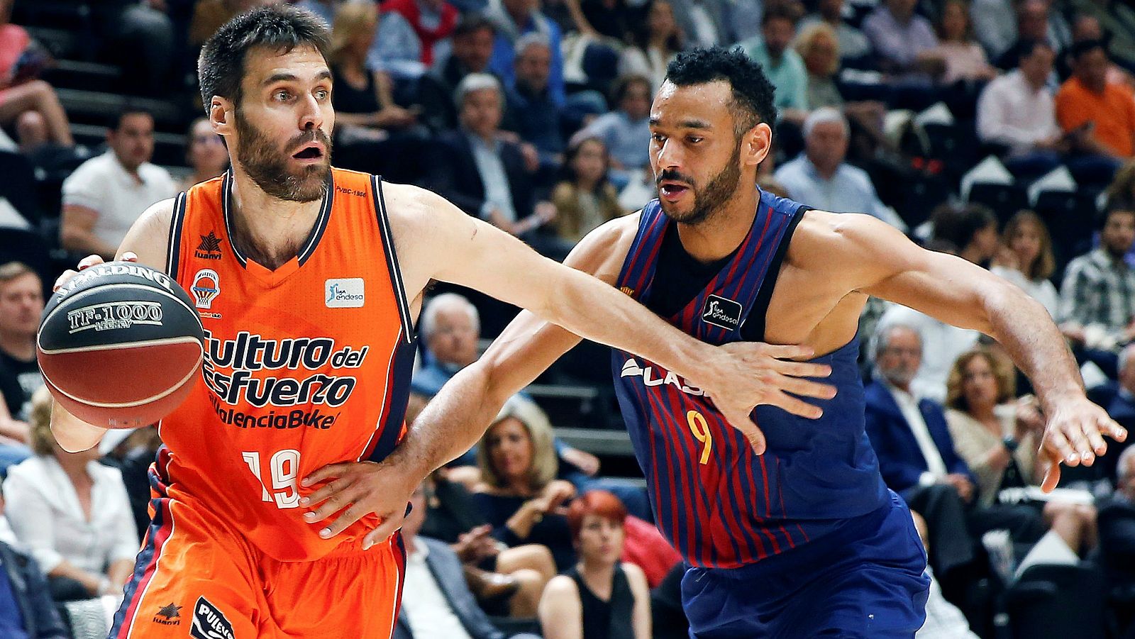 El jugador del Valencia Basket, Fernando San Emeterio, trata de vencer la oposición de Adam Hanga, del Barcelona.