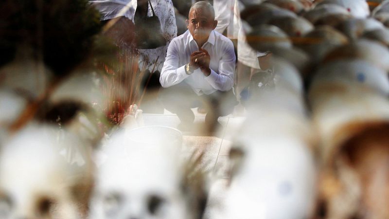 Un hombre presenta sus respetos en el Memorial de Choeung Ek, monumento en honor de las víctimas construido en uno de los campos de exterminio del Jemer Rojo