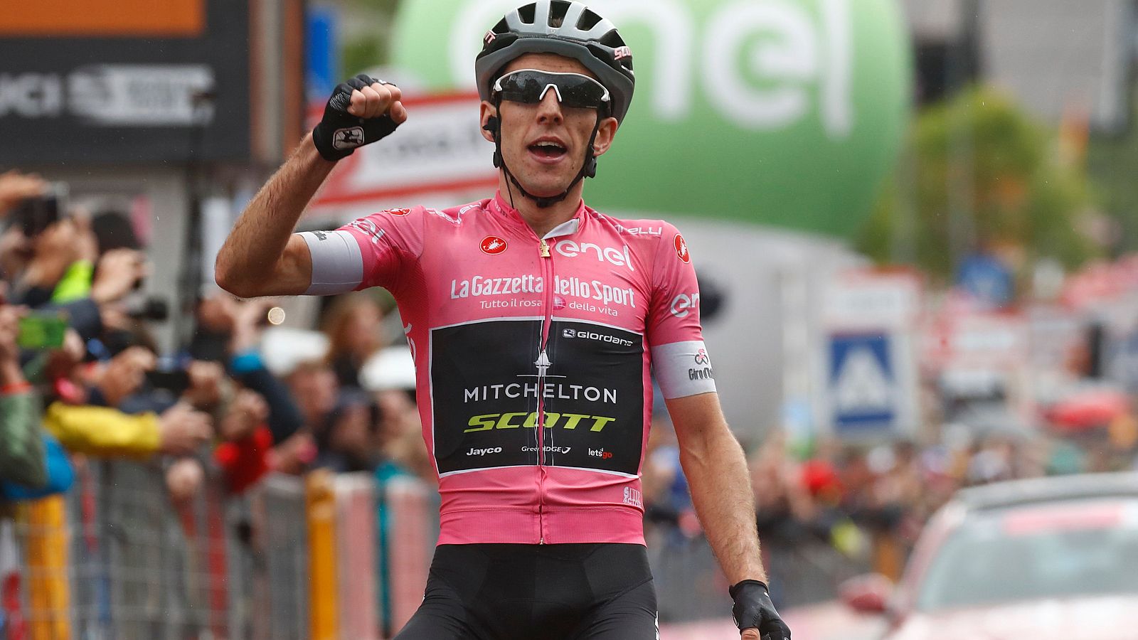 Simon Yates celebra la victoria en la 15ª etapa del Giro.