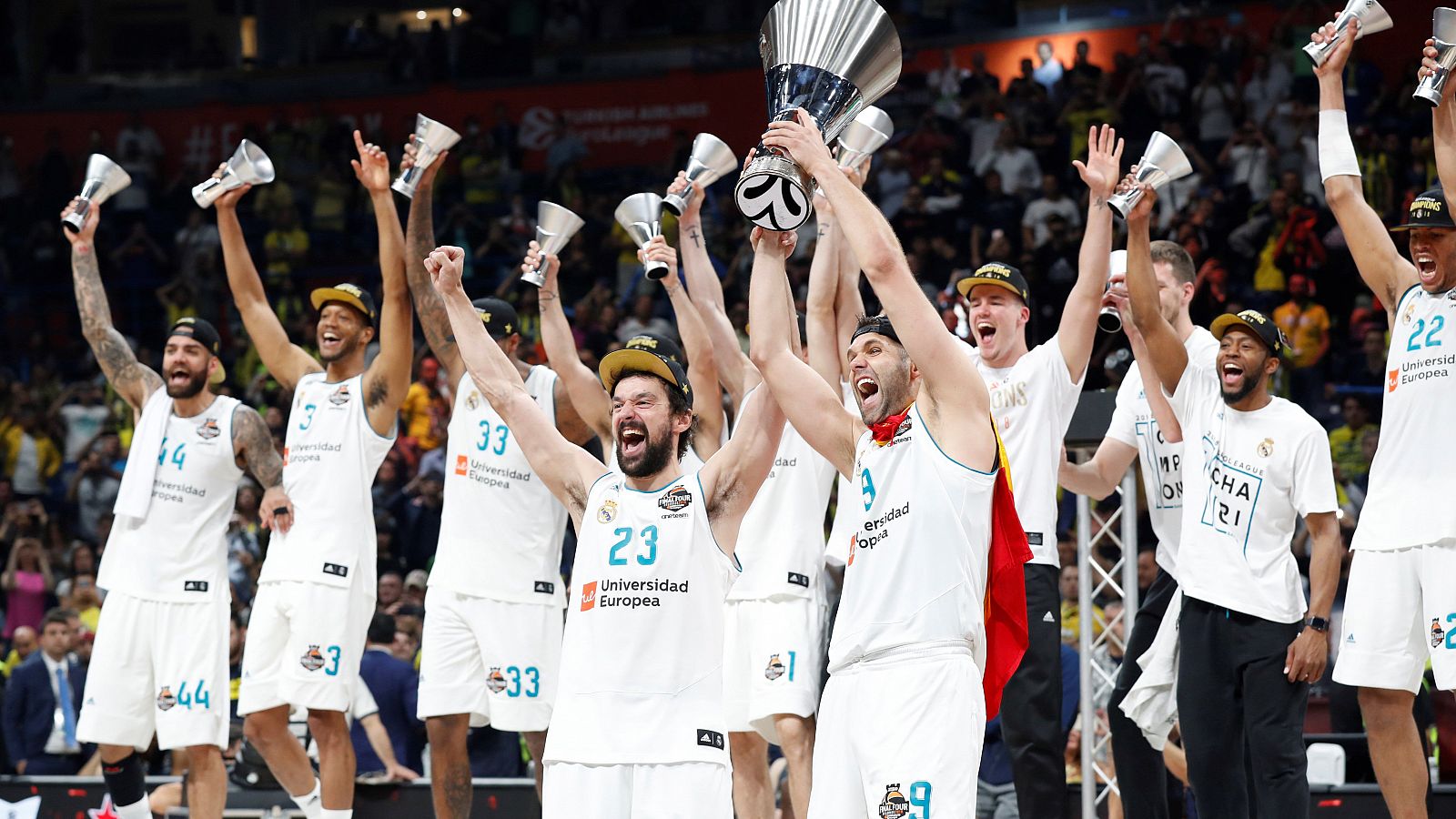 Los jugadores del Real Madrid celebran la victoria del equipo en la Euroliga.