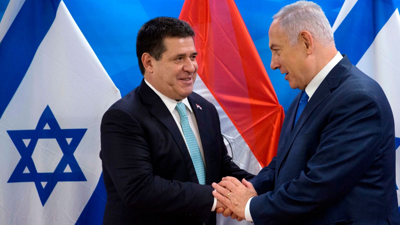 El presidente paraguayo, Horacio Cartes, saluda al primer ministro israelí, Benjamin Netanyahu, en Jerusalén