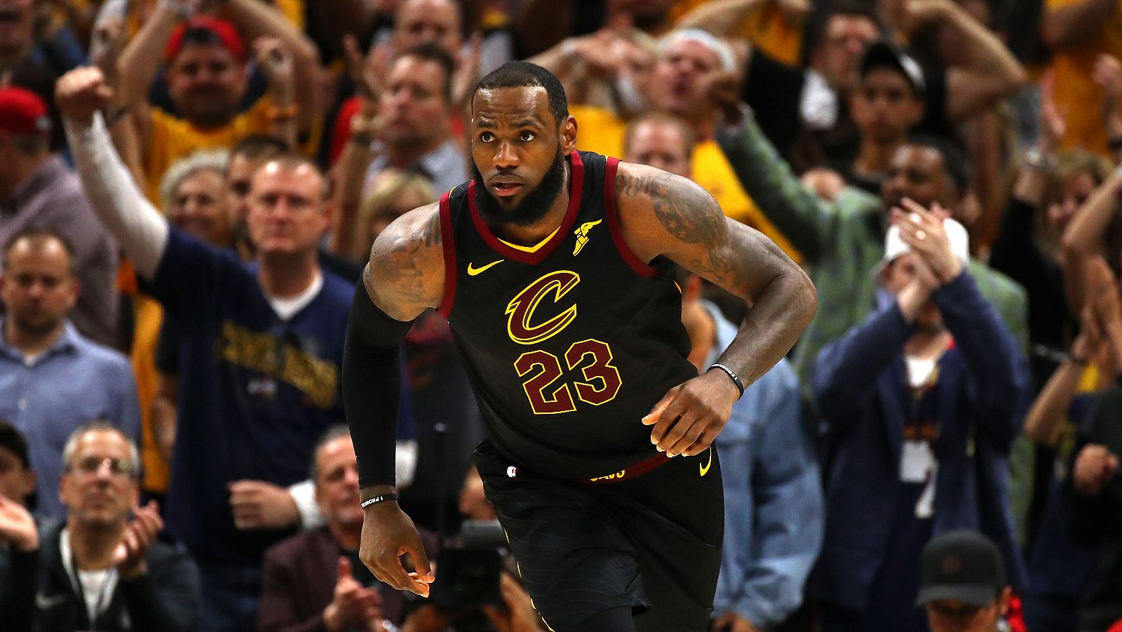 James anota 44 puntos, supera a Abdul-Jabbar, y los Cavaliers empatan la serie