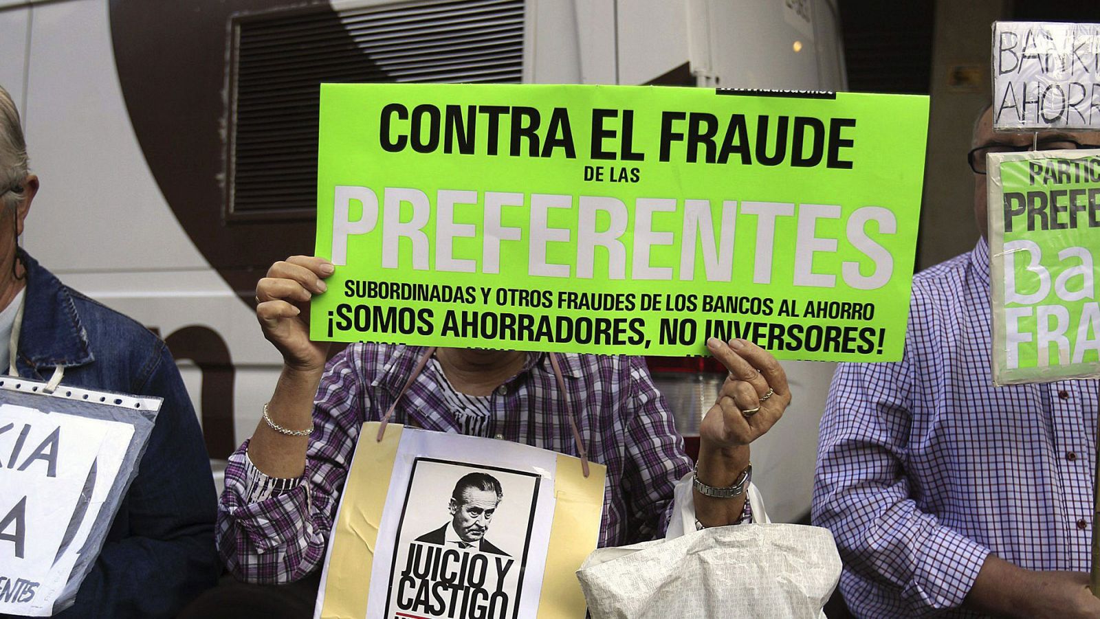 Imagen de archivo sobre una protesta de preferentistas ante la Audiencia en octubre de 2014