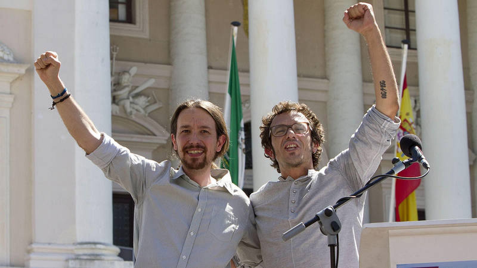 El líder de Podemos, Pablo Iglesias, junto al alcalde de Cádiz, José María González, Kichi, en 2015