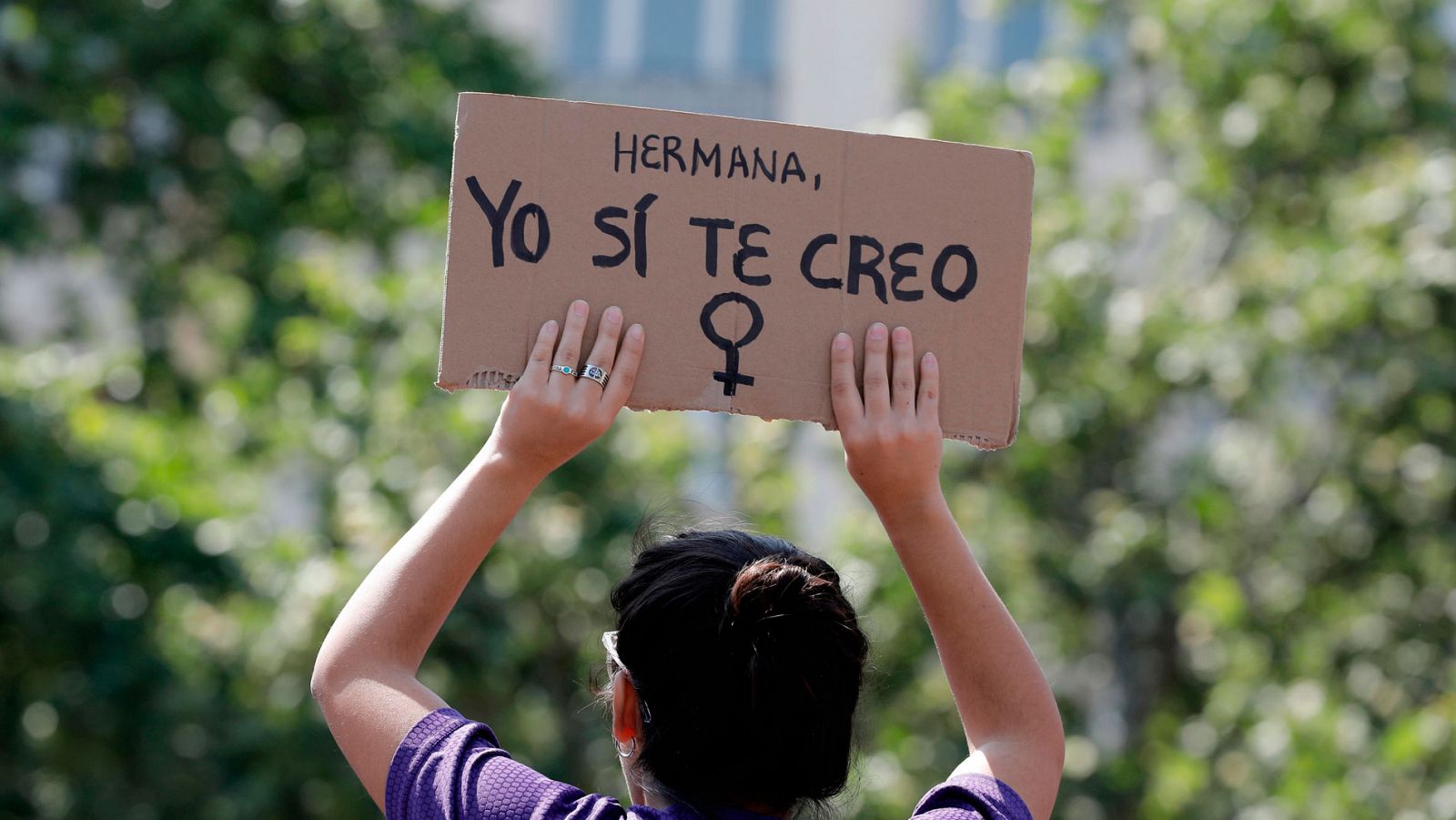 Una joven sostiene una pancarta de "Yo sí te creo" en una manifestación contra 'La Manada' de Pamplona