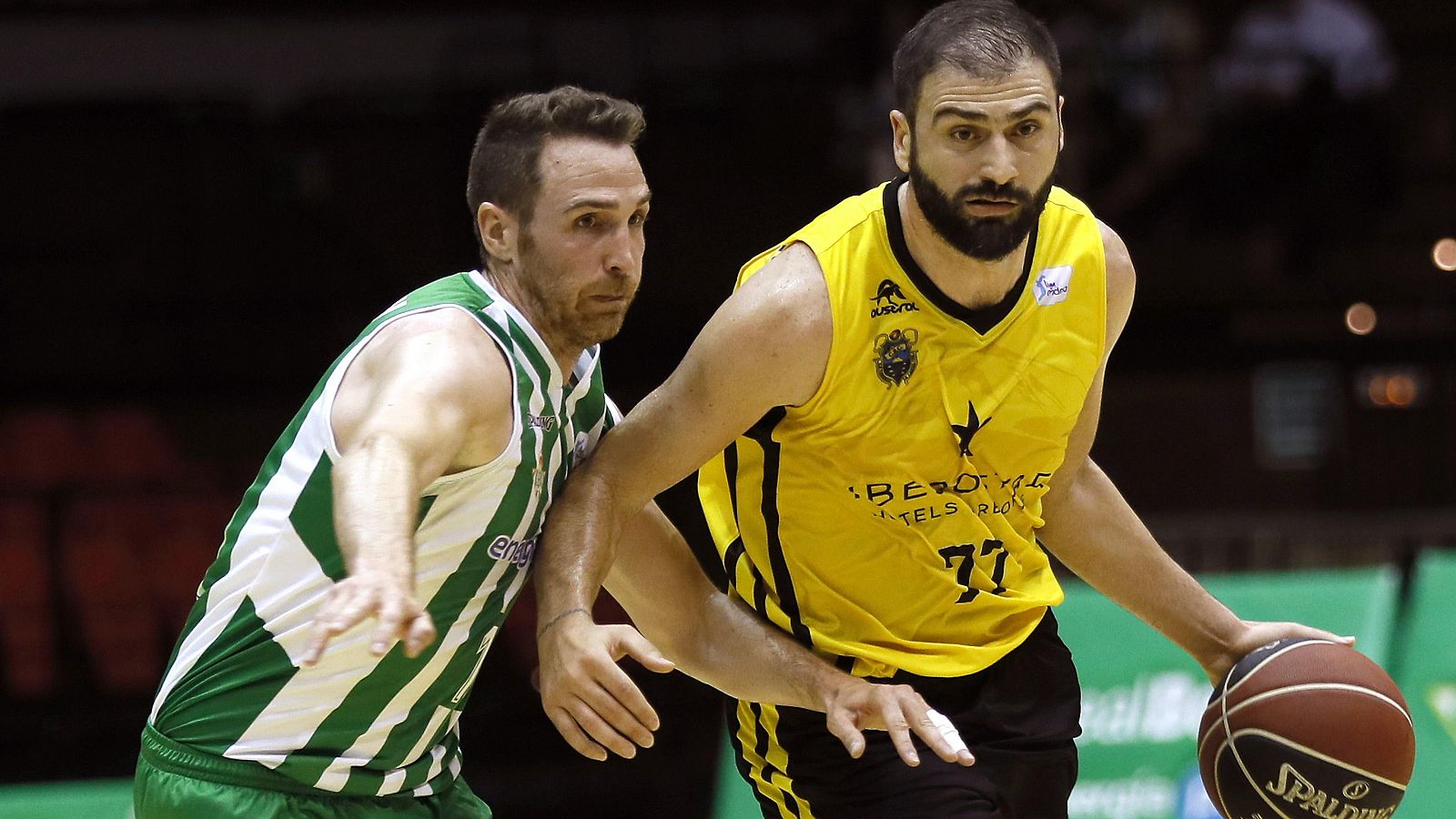 El alero griego Kostas Vasileiadis del Iberostar Tenerife intenta superar al escolta del Real Betis Energía Plus Txemi Urtasun.