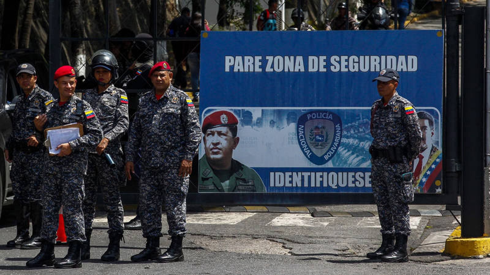 Agentes de seguridad frente a un centro de reclusión en Venezuela. 