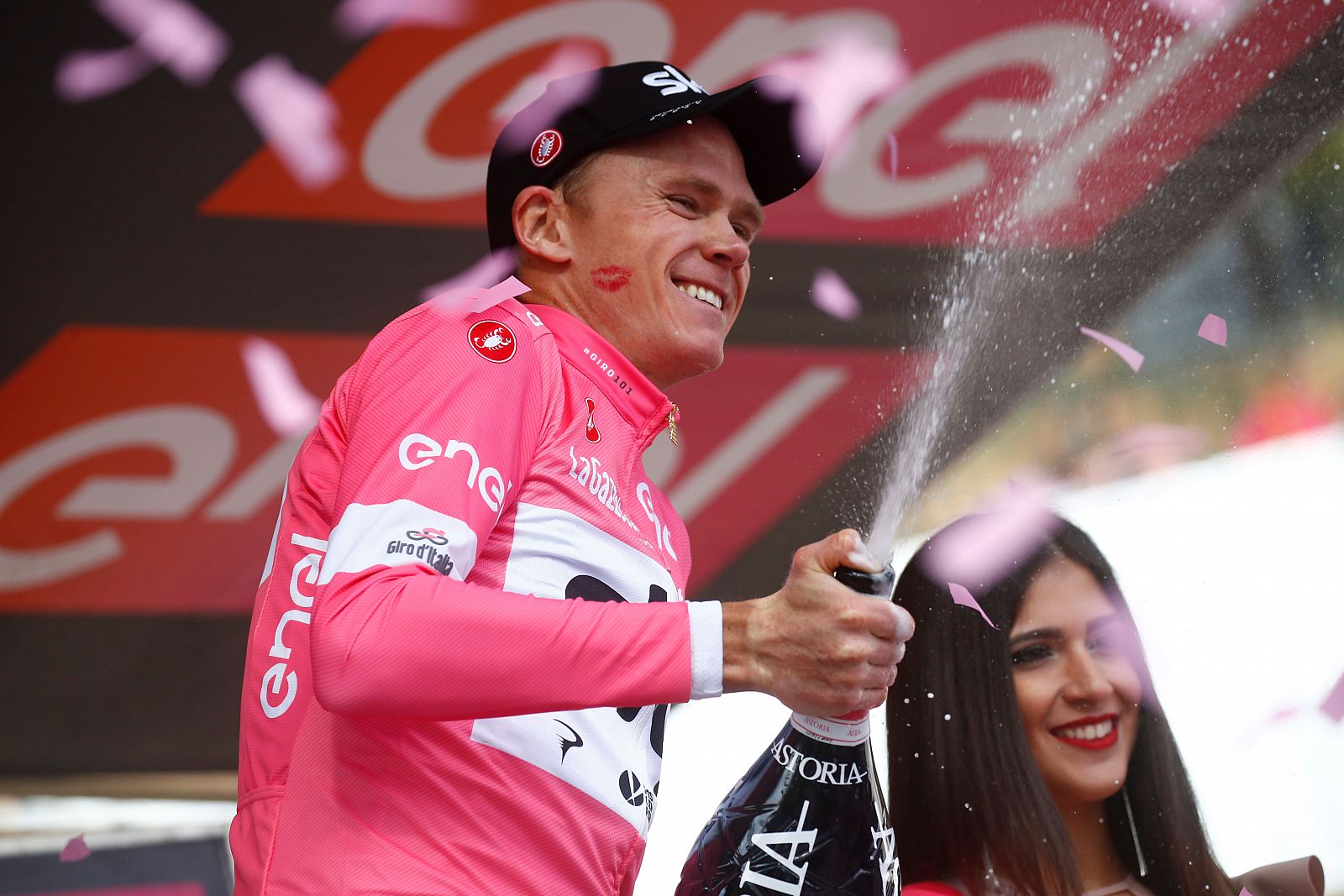 Chris Froome celebra en el podio su triunfo.