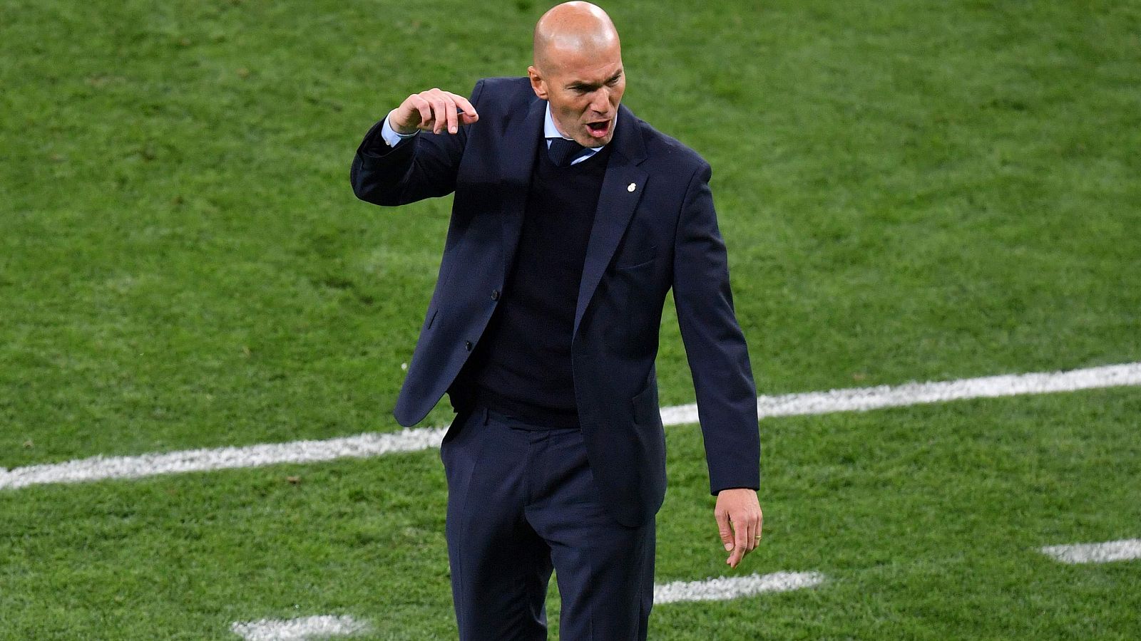 El técnico del Madrid, Zinedine Zidane, celebra uno de los goles.