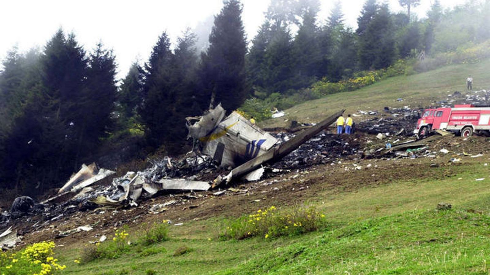Equipos de rescate turcos buscando restos en el lugar del accidente del Yak-42