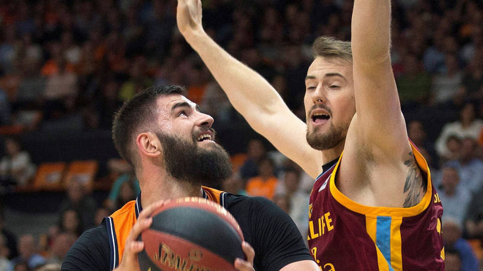 El pívot checo del Herbalife Gran Canaria, Ondrej Balvin (d) y el montenegrino del Valencia Basket, Bojan Dubljevic (i), durante el partido.