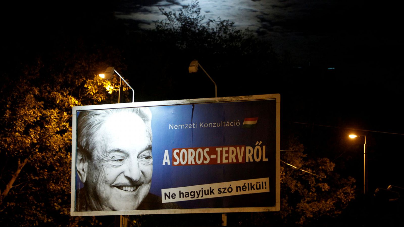 Fotografía de archivo de un cártel de la 'Ley Soros' impulsada por el Gobierno húngaro